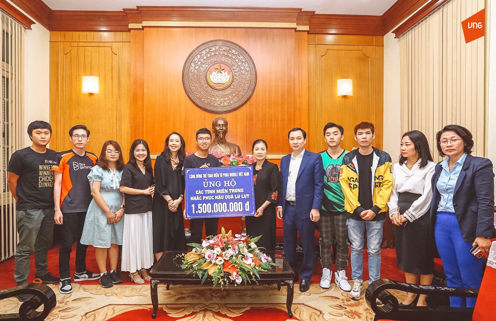 Ủng hộ đồng bào miền Trung khắc phục hậu quả bão lũ